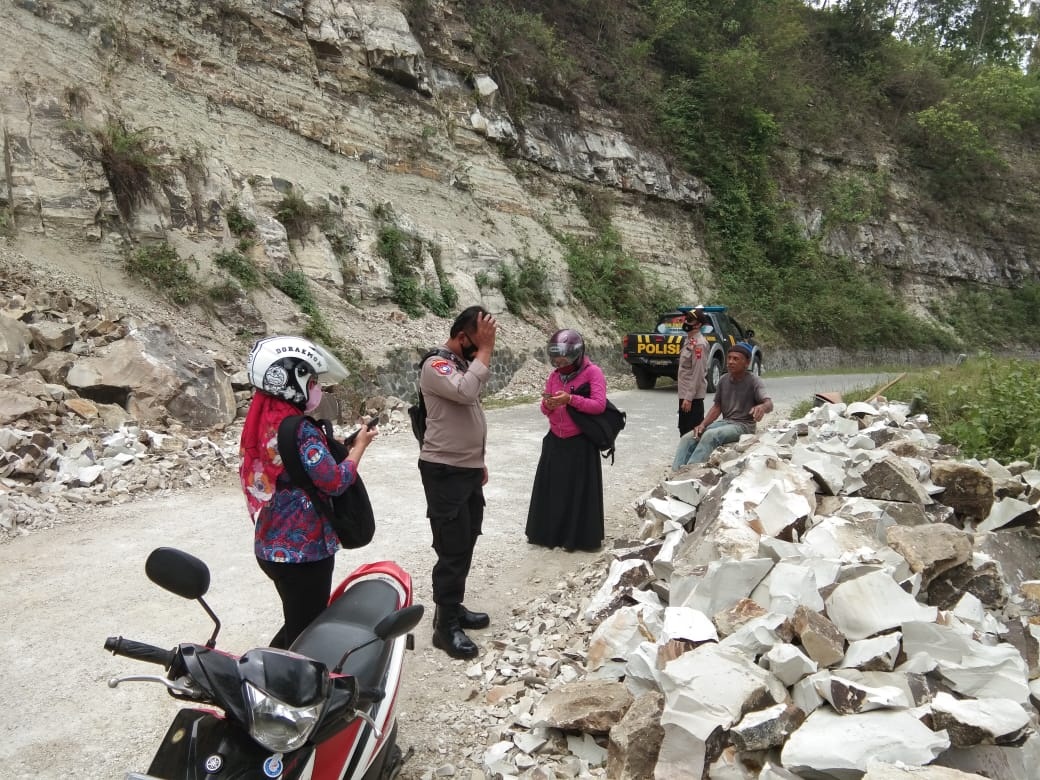 Tebing Cadas Plumbon Ambrol, Ancam Keselamatan Pengguna Jalan