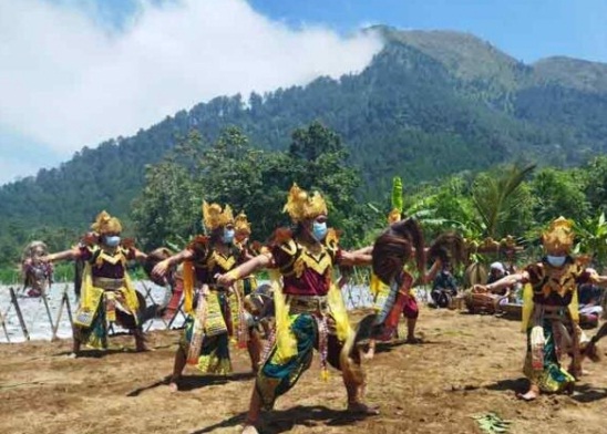 Gunung Andong Jadi Latar Belakang Festival Lima Gunung yang Ke-20 di Magelang