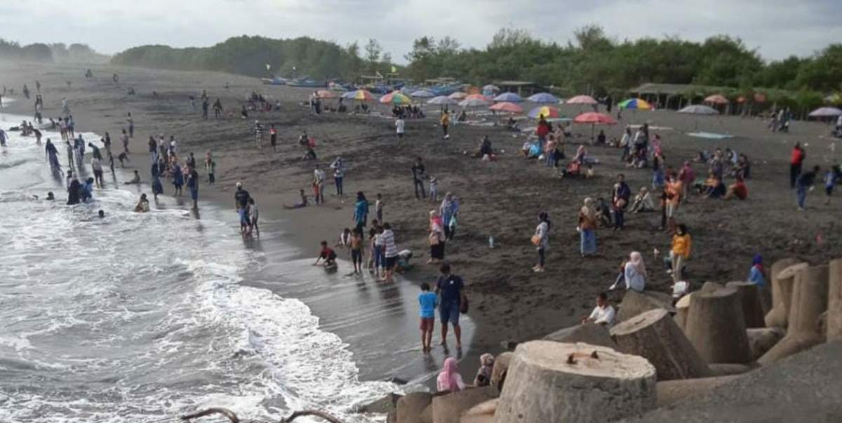 Ribuan Pengunjung Padati Pantai Glagah di Kulonprogo, Susah Sinyal, Masuk Obwis Tunjukkan Kartu Vaksin