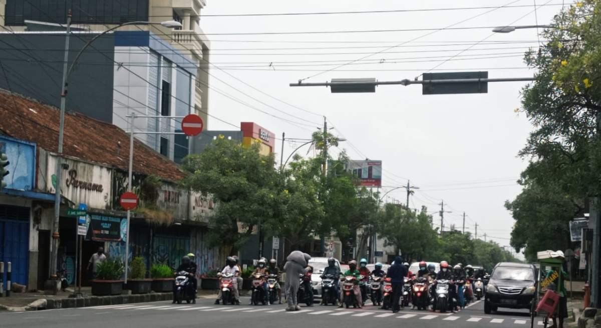 Simpang di Jalan Jenderal Soedirman Jadi Spot Favorit Pengamen Badut di Purwokerto