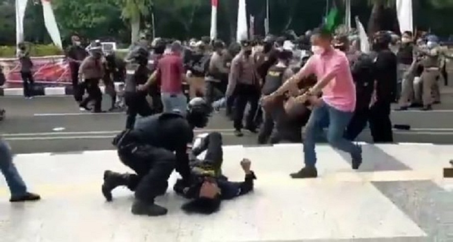 Viral, Polisi Banting Demonstran Sampai Kejang, Polda: Kesalahan Prosedur Pengamanan