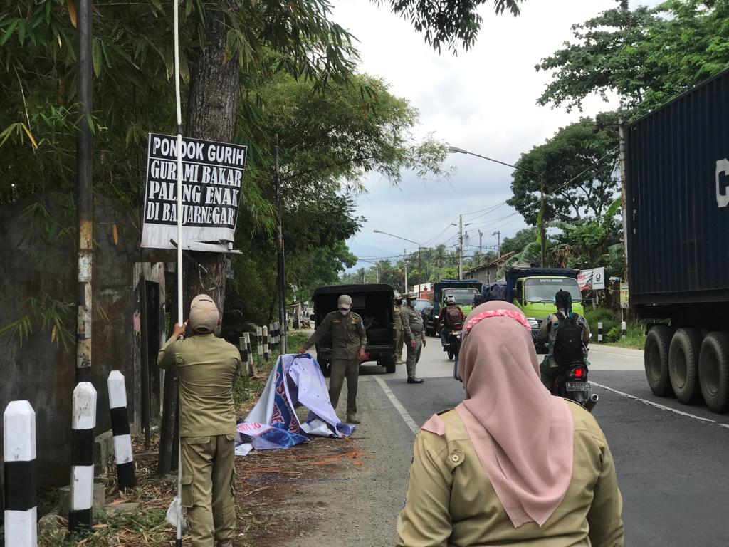 Satpol PP Purbalingga Copot Paksa Reklame, Pemasangan Tak Sesuai Aturan