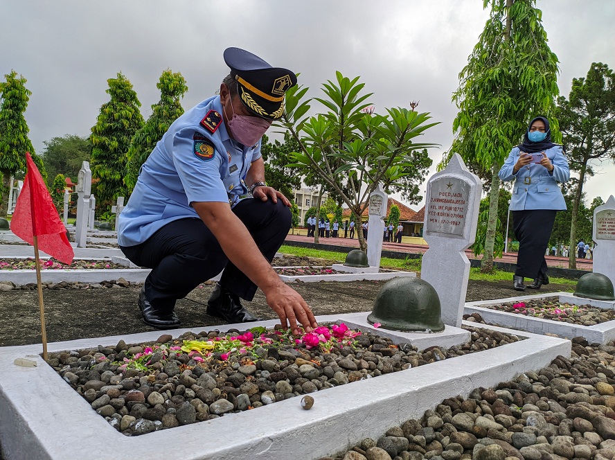 Sambut Hari Dharma Karya Dhika, Jajaran UPT Kemenkumham Lakukan Tabur Bunga