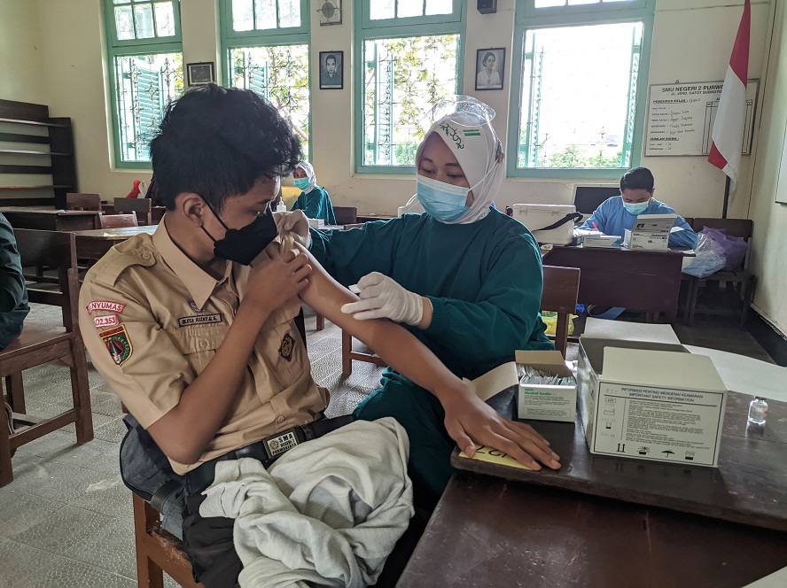 Vaksinasi Bagi Pelajar Terus Digenjot, Dilakukan di Dua SMA dan Ponpes di Banyumas