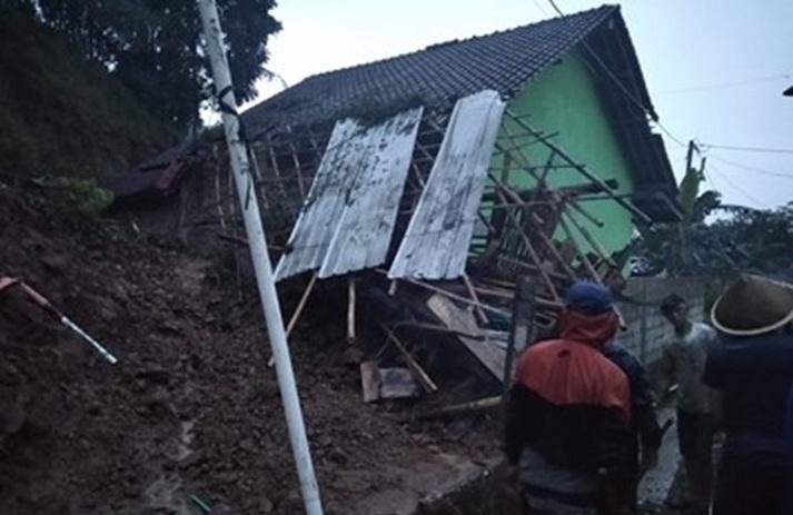12 Rumah Rusak Terdampak Longsor