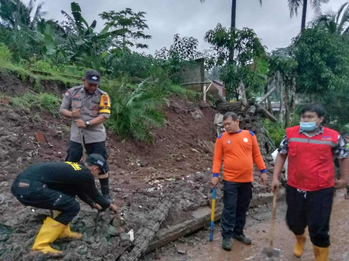 Hujan Deras, Talud di Desa Jatisaba Longsor
