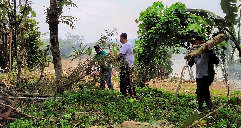 50 Warga Desa Kedunguter Padat Karya Bersihkan Obwis