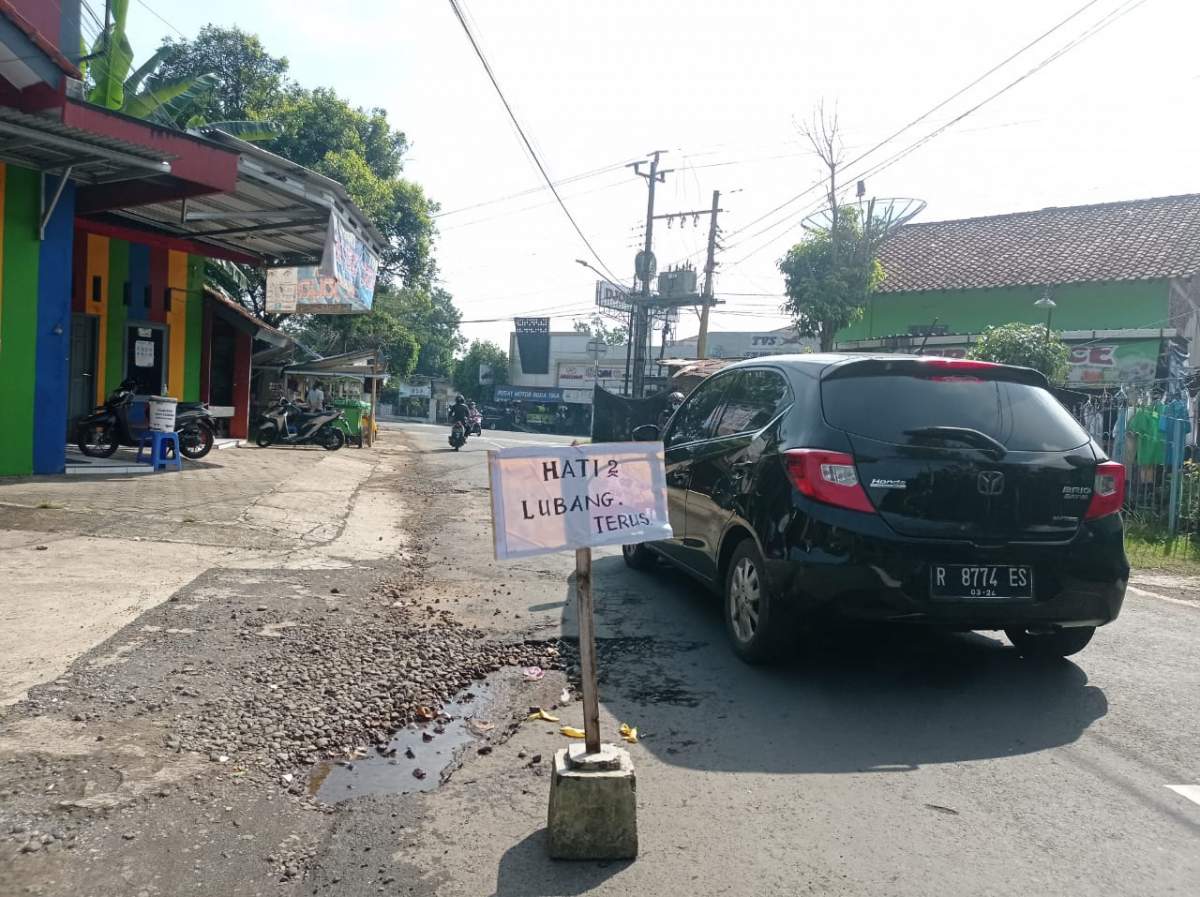 Dikeluhkan Warga, Jalan Berlubang di Jalan Margantara Belum Kunjung Ada Perbaikan