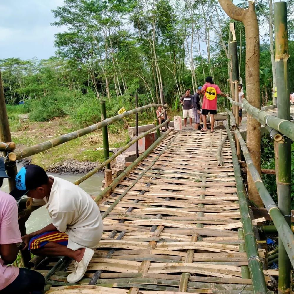 Jembatan Bambu untuk Akses Darurat, Swadaya Warga Sembari Tunggu Perbaikan Permanen