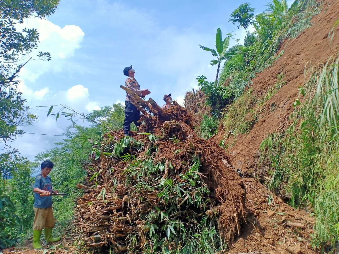 Banjarnegara - Purbalingga Via Pandanarum Tertutup Longsor