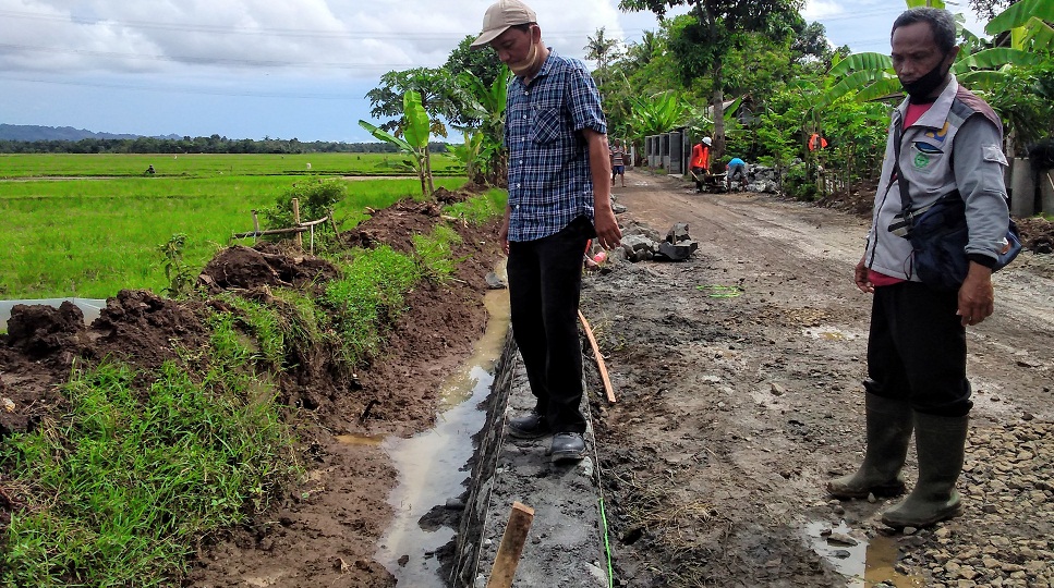 Pengawas Tegur Pekerja Pembangunan Talud di Sumpiuh, Hasil Adukan Tidak Maksimal