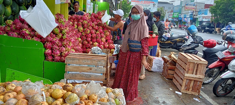 Masih Bandel Gelar Dagangan di Trotoar