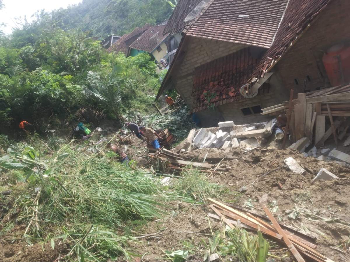 Satu Rumah Ambruk Tertimpa Longsor