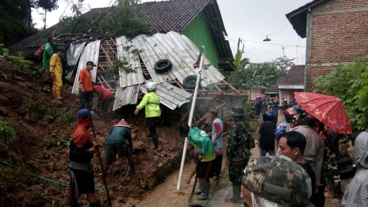 Longsor Terjang Satu Rumah di Ciberung Ajibarang