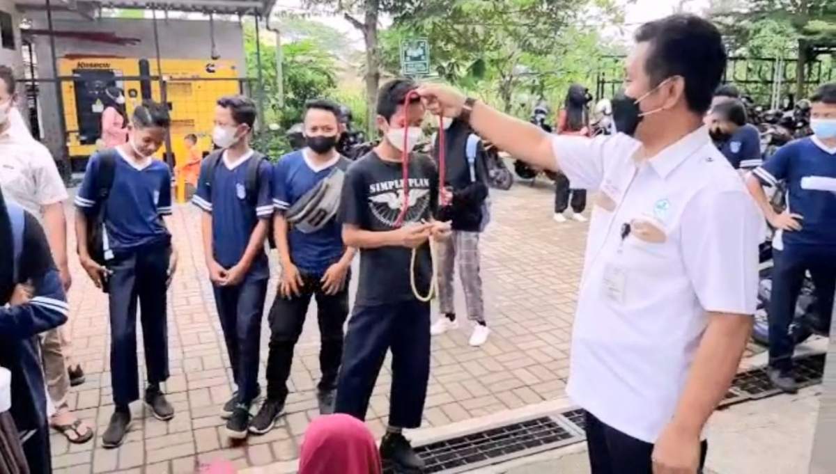 Hindari Ketegangan Peserta Vaksin, Nakes Lakukan Trik Sulap