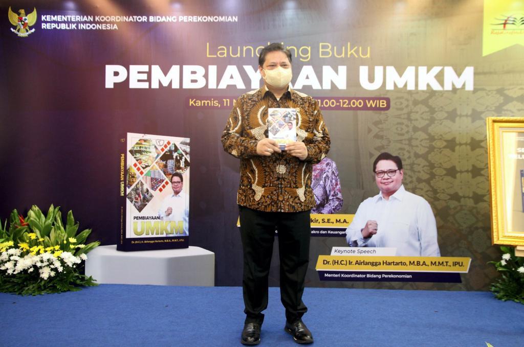 Luncurkan Buku Pembiayaan UMKM, Menko Airlangga Sampaikan Keberpihakan Pemerintah kepada UMKM