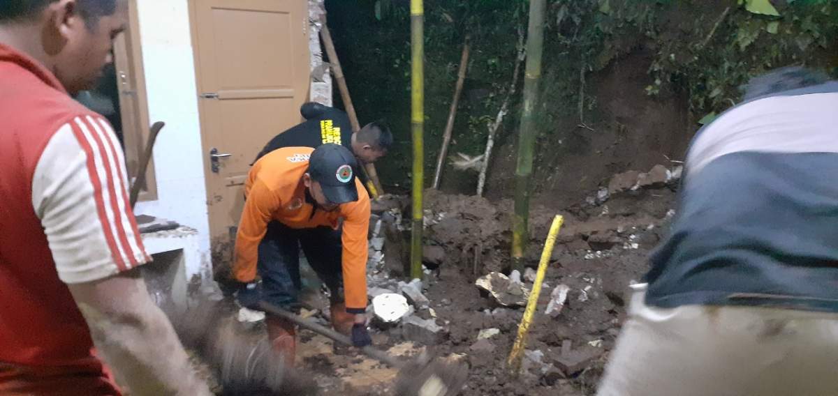 Hujan Deras, Longsor Timpa Rumah Khasan Kutaliman