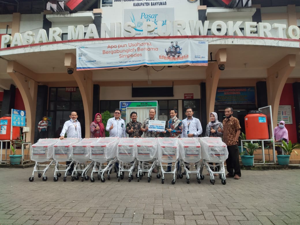 Askrindo Bersama BRI Beri Trolly dan Pemasangan Gapura di Pasar Manis Purwokerto