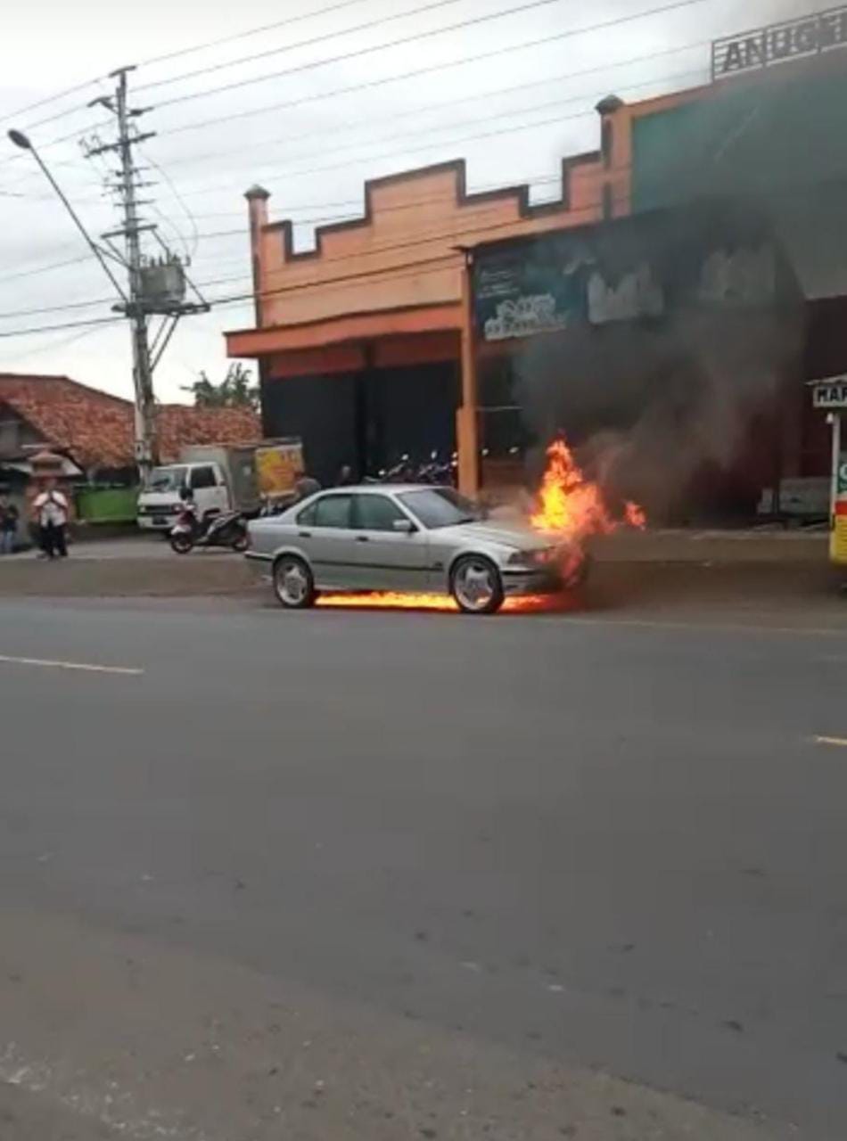 Mobil Sedan Ludes Terbakar di Jalan Raya Cilongok