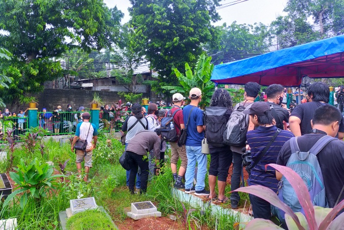 Mengharukan! Doa Warga di Pemakaman Vanessa Angel dan Bibi Andriansyah di Jaksel