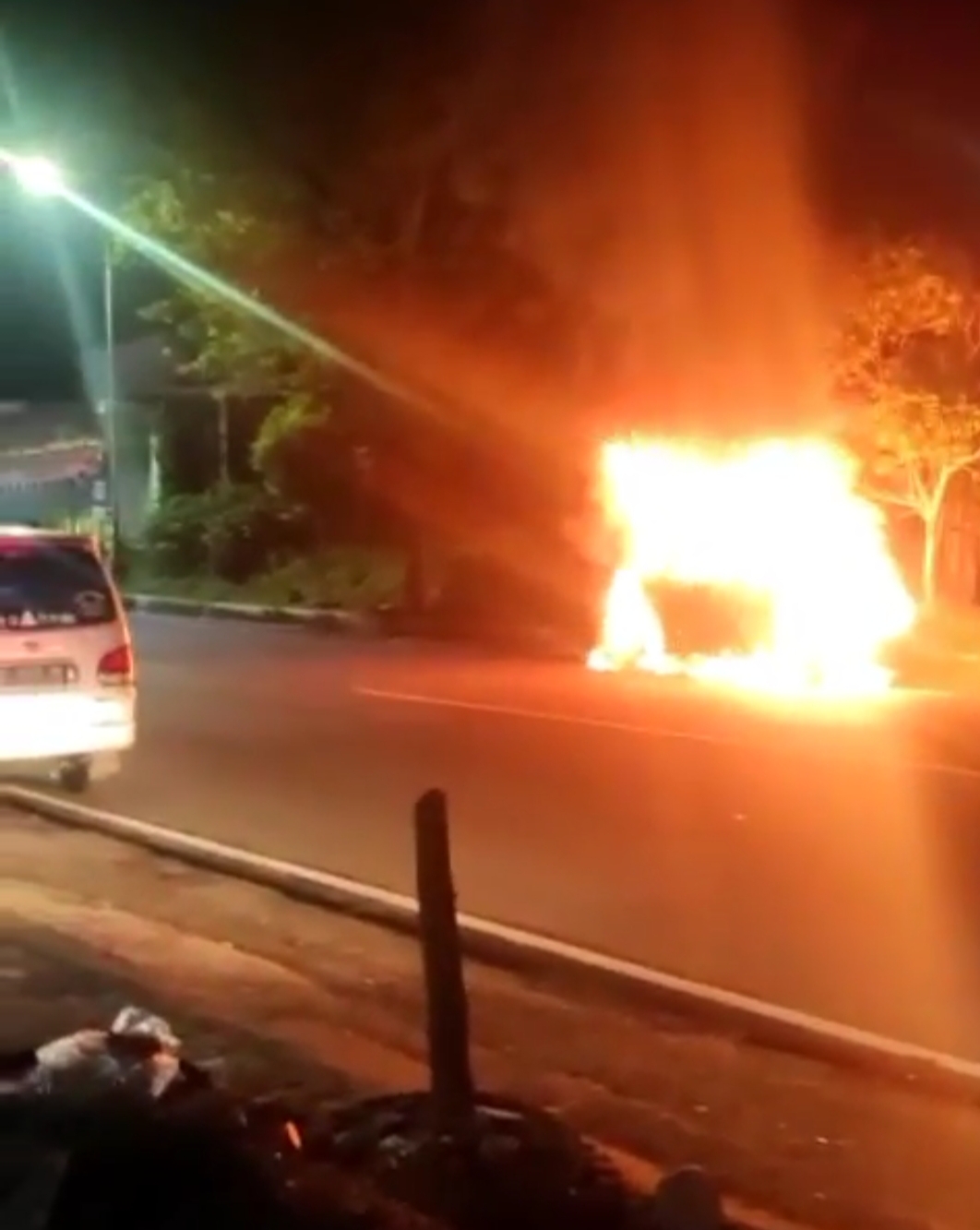 Mobil Minibus Terbakar di Kawasan Perempatan Tanjung Purwokerto