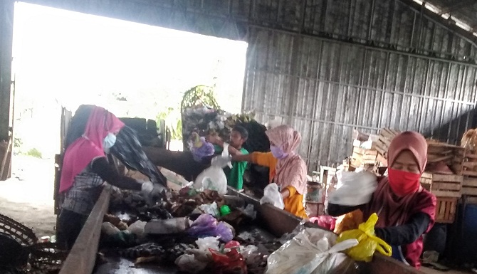 Sisa Sampah Midel Masih Menumpuk di TPST Sumpiuh