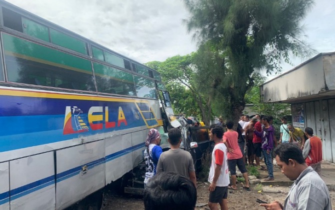 Laka Karambol Bus Rela vs Mobil vs Motor di Jalur Solo-Purwodadi, 1 Orang Tewas