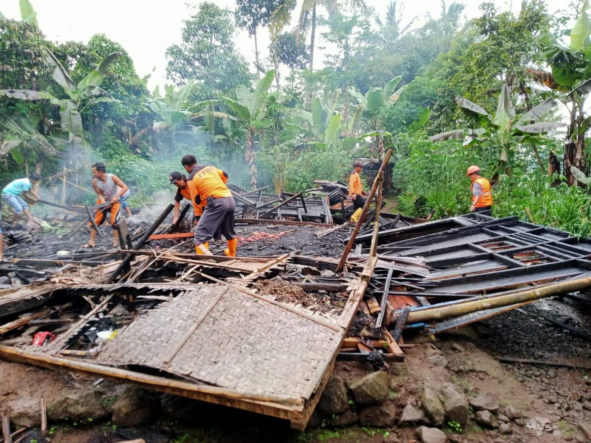 Masak Nasi Ditinggal Pergi, Rumah Rasem Ludes Terbakar