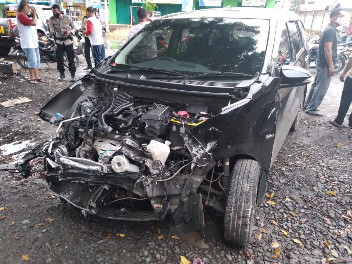 Mobil Tertabrak Kereta Api, Ringsek, Sopir Selamat