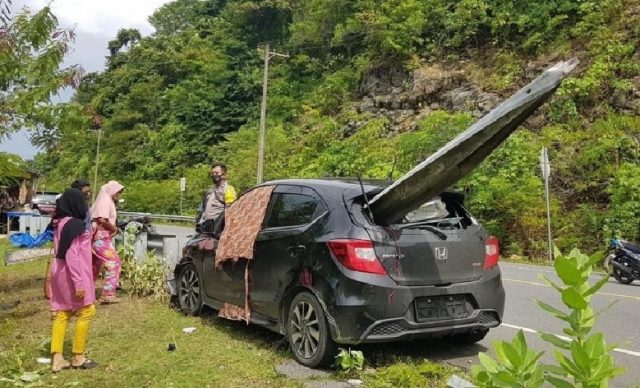 Kecelakaan Mobil Tertusuk Seperti Sate, Depan Tembus Belakang