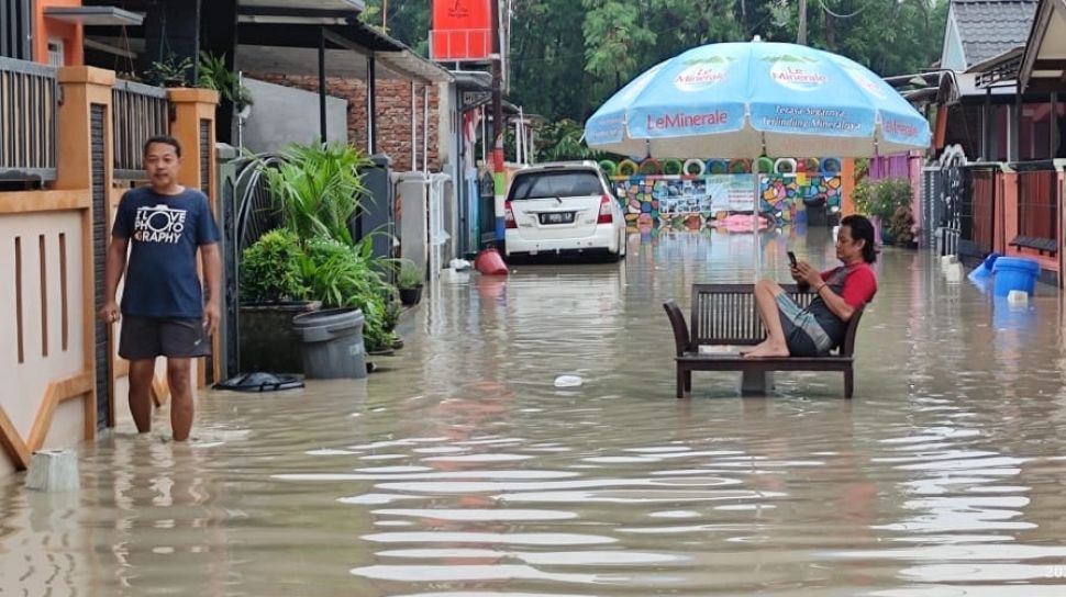 Pantura Dikepung Genangan Air, Ribuan Rumah Terendam di Tegal