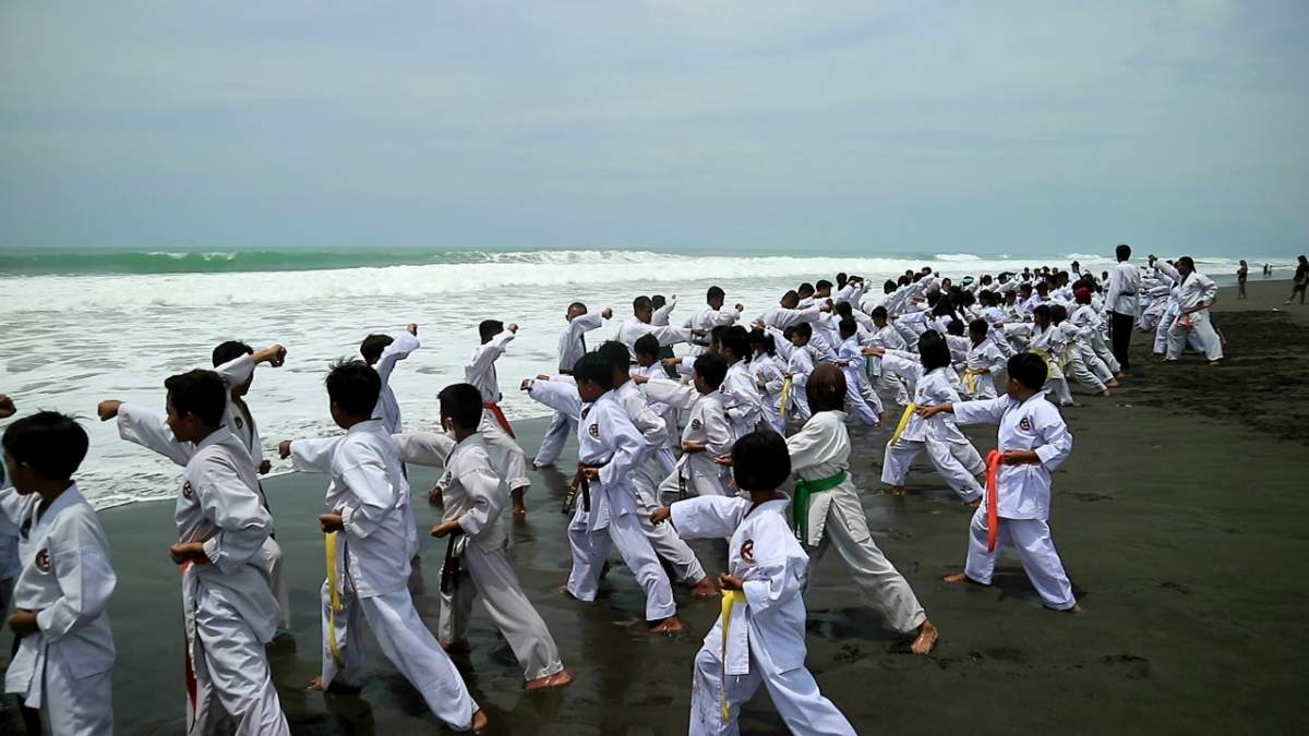 Pengukuhan, Ratusan Karateka Bersihkan Pantai Hepi