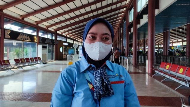 Petugas Kebersihan Bandara Soetta Halimah Temukan Cek Rp35,9 M di Dompet yang Tercecer