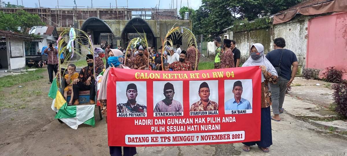 Meriah, Calon Ketua RT Diarak Warga di Desa Pasir Kulon Karanglewas, Juga Bagikan Doorprize