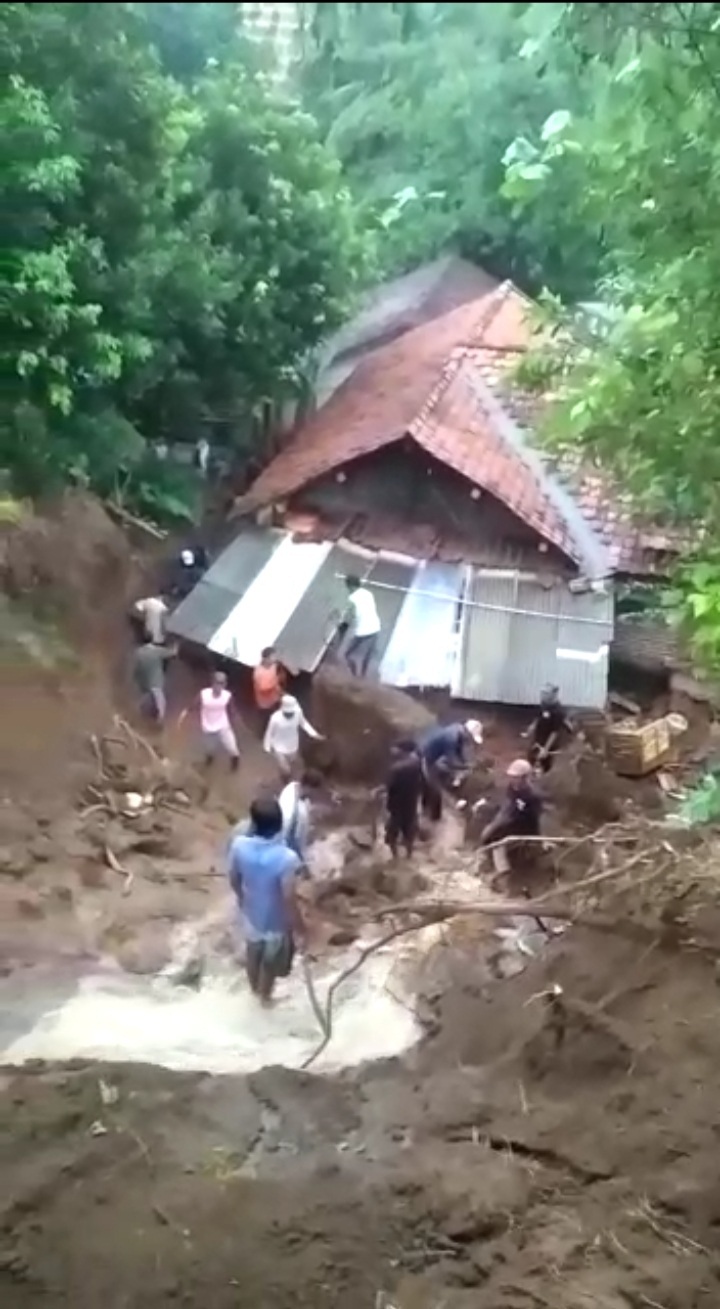 Rumah Warga di Purwanegara Tertimbun Longsor