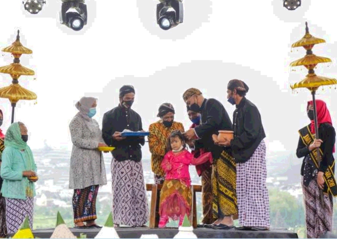 Minta Onthel Hingga Jajanan, Rambut Lima Bocah Bajang di Dieng Dipotong