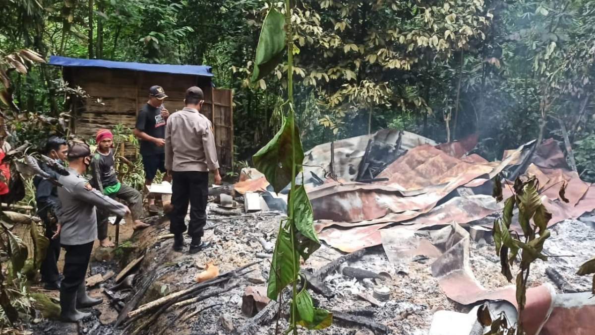 Sentir Jatuh ke Kasur, Rumah Nenek Ludes di Desa Purbasari