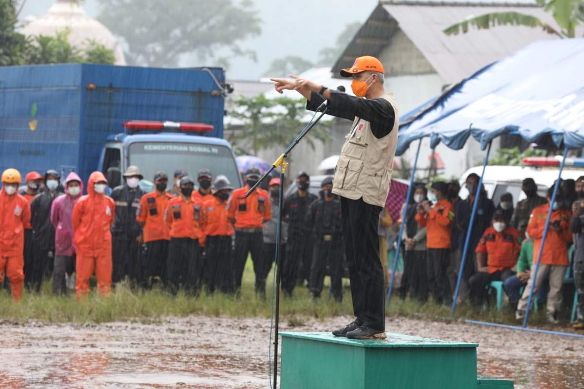 Apel Tetap Jalan di Bawah Guyuran Hujan, Ganjar Pimpin Apel Siap Siaga Bencana di Banjarnegara