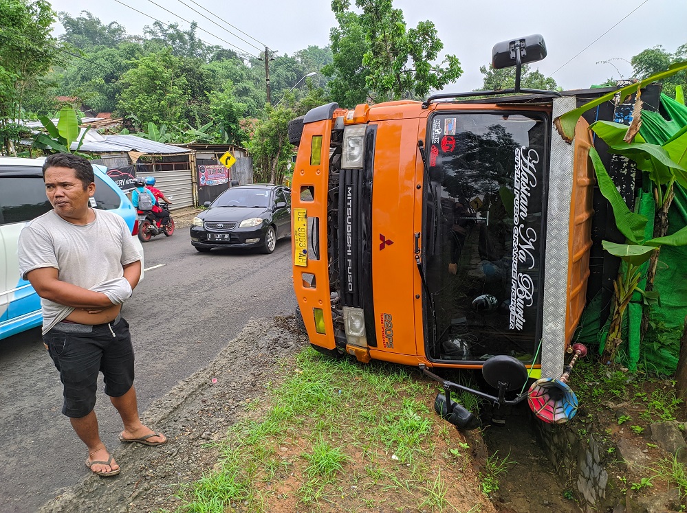 Tak Kuat Nanjak, Truk Terguling di Gunung Tugel
