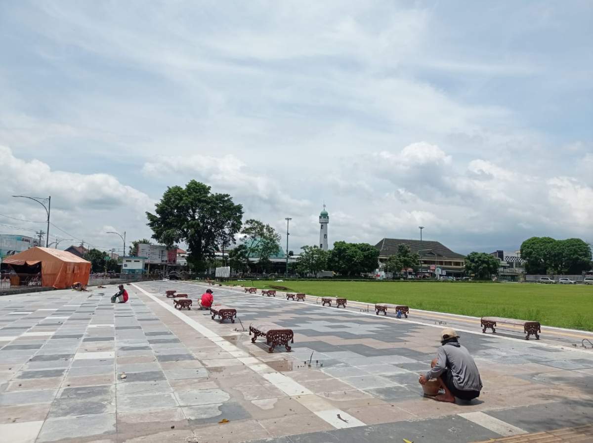 Renovasi Tersisa Pemasangan Lampu dan Bangku di Alun-Alun Purwokerto, Total Ada 22 Lampu Baru