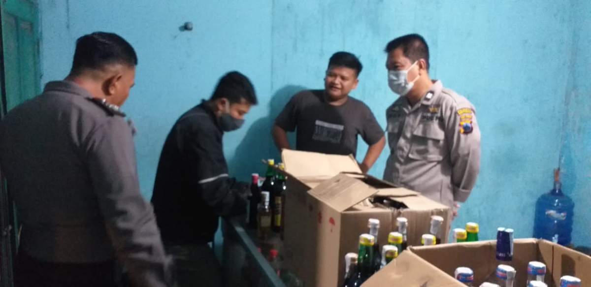 Warung di Saudagaran Banyumas Dirazia, Puluhan Botol Miras Disita