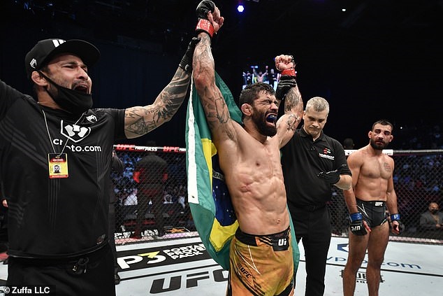 Wasit UFC Dipecat Gara-Gara Tidak Menghentikan Pertarungan Dos Santos