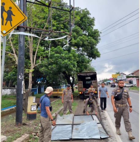 Reklame Berukuran Besar Ditertibkan Satpol PP Banjarnegara