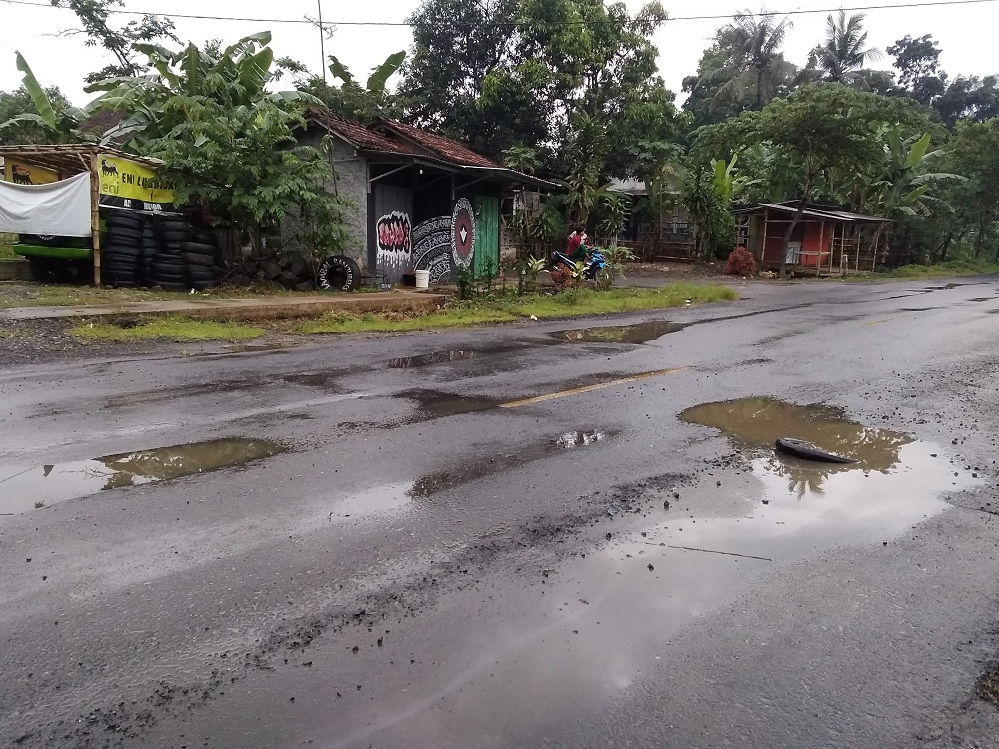 Kerusakan Jalan Lingkar Utara Sumpiuh - Tambak Kian Parah dan Dikeluhkan