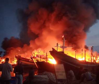 Kebakaran Hanguskan 14 Kapal Nelayan di Kota Tegal