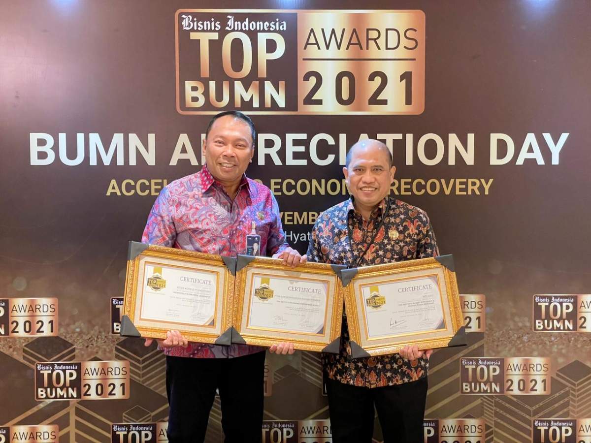 Dirut dan Dirkeu Jasa Raharja Raih Penghargaan TOP BUMN Award 2021