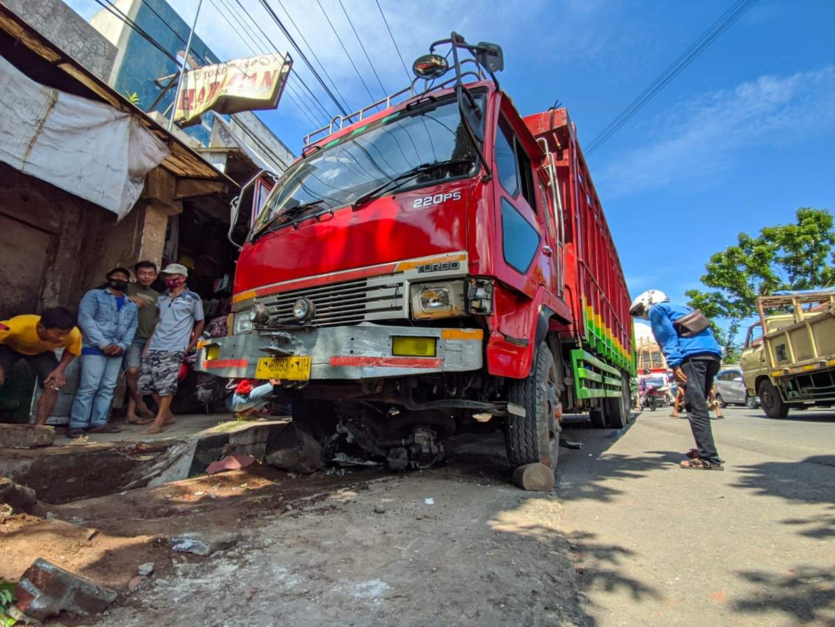 Tabrakan Karambol di Cilongok, Truk Vs Avanza dan Sepeda Motor, Satu Pemotor Meninggal