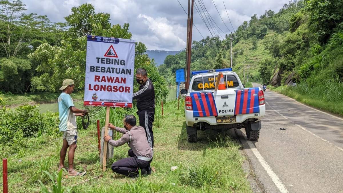 Awas! Waspada Melintas di Jalur Tebing Selaranda, Polisi Pasang Papan Peringatan