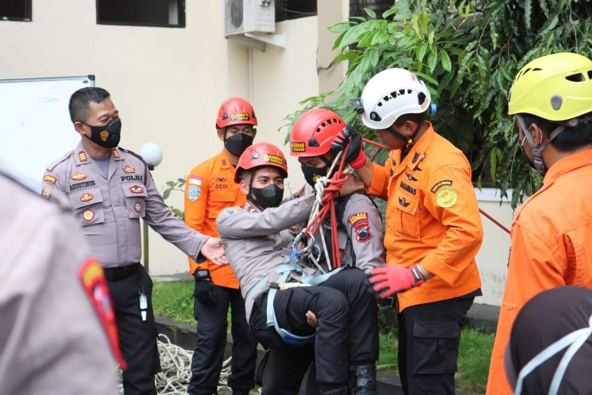 Anggota Polisi Dilatih Antisipasi Bencana, Tarik Korban dari Dasar Jurang