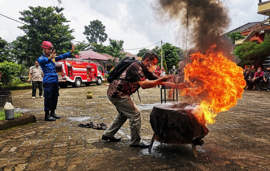Petugas Pasar Dilatih Padamkan Kebakaran